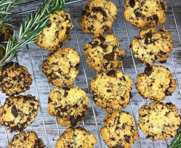 Συνταγή για μπισκότα cookies με άρωμα και μυρωδιά από δενδρολίβανο. Πρωτότυπη συνταγή, τραγανά μπισκότα και φρέσκο δενδρολίβανο!