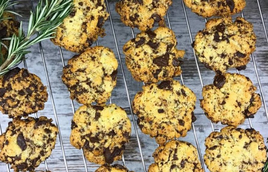 Συνταγή για μπισκότα cookies με άρωμα και μυρωδιά από δενδρολίβανο. Πρωτότυπη συνταγή, τραγανά μπισκότα και φρέσκο δενδρολίβανο!