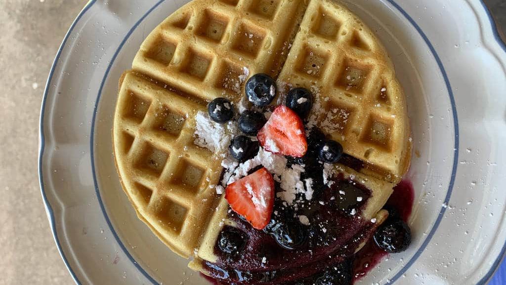 Συνταγή για βάφλες με σάλτσα μύρτιλο. Τραγανές βάφλες από έξω και αφράτες από μέσα. Τις συνδυάζουμε με υπέροχη, αρωματική σάλτσα μύρτιλο.