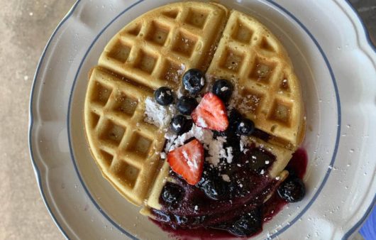 Συνταγή για βάφλες με σάλτσα μύρτιλο. Τραγανές βάφλες από έξω και αφράτες από μέσα. Τις συνδυάζουμε με υπέροχη, αρωματική σάλτσα μύρτιλο.