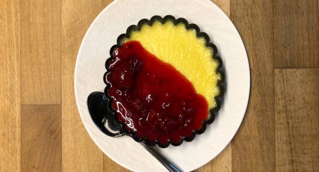 Συνταγή για σάλτσα βατόμουρο με κόκκινο κρασί. Μοναδική αρωματική σάλτσα για να γαρνίρετε κρέμες και γλυκά.