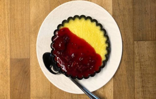 Συνταγή για σάλτσα βατόμουρο με κόκκινο κρασί. Μοναδική αρωματική σάλτσα για να γαρνίρετε κρέμες και γλυκά.