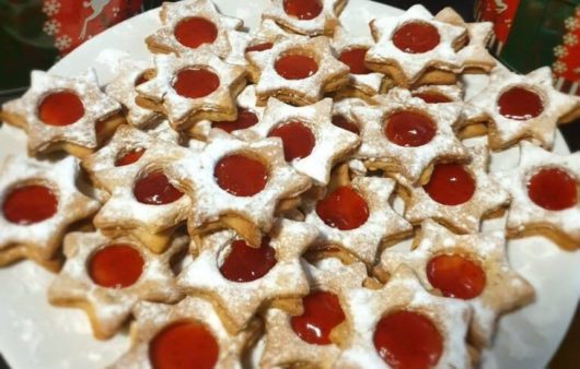 Συνταγή για μπισκότα βουτύρου Λίνζερ! Τα βιενέζικα μπισκότα βουτύρου που τα βρίσκουμε συνήθως σε μεταλλικά σκεύη.