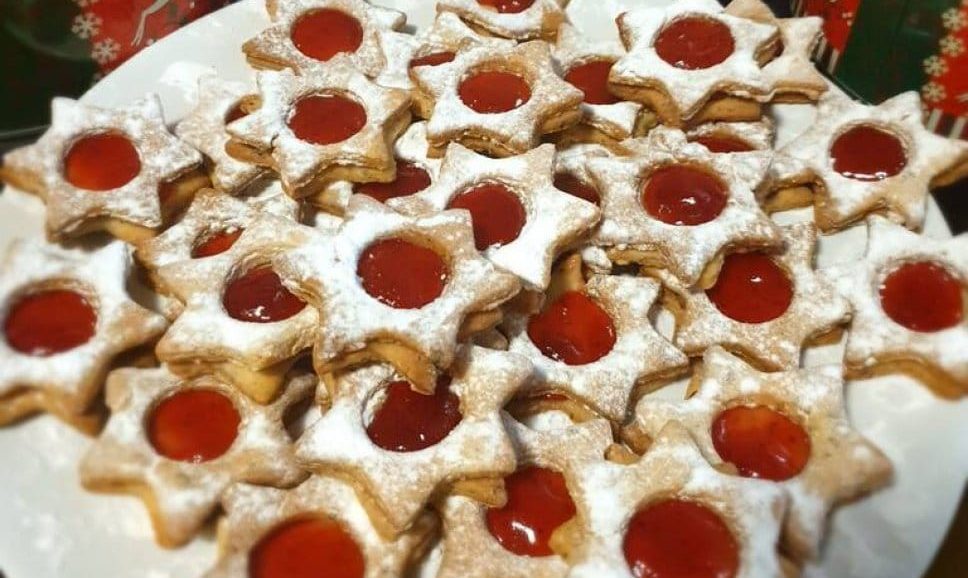 Συνταγή για μπισκότα βουτύρου Λίνζερ! Τα βιενέζικα μπισκότα βουτύρου που τα βρίσκουμε συνήθως σε μεταλλικά σκεύη.