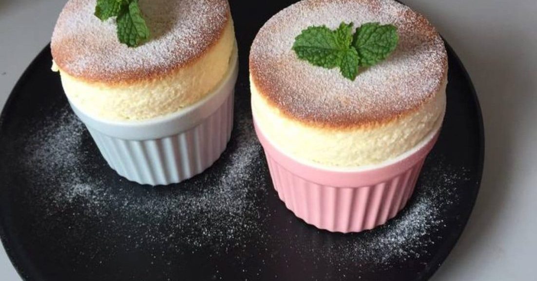 Συνταγή για αφράτο γλυκό σουφλέ! Μοναδικό σουφλέ με πλούσια γεύση, άρωμα λεμόνι και μοναδική υφή που λιώνει στο στόμα.