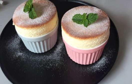 Συνταγή για αφράτο γλυκό σουφλέ! Μοναδικό σουφλέ με πλούσια γεύση, άρωμα λεμόνι και μοναδική υφή που λιώνει στο στόμα.