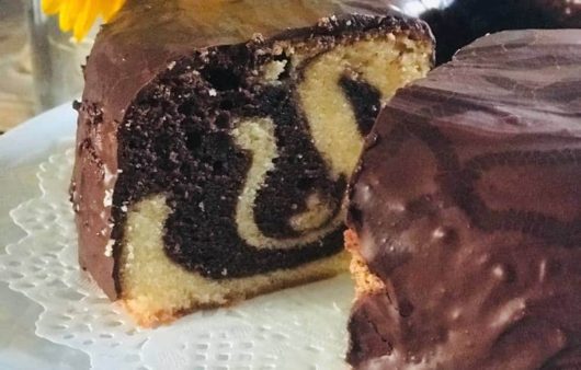 Συνταγή για κέικ ζέβρα με γλάσο σοκολάτας. Αφράτο κέικ βανίλια, σοκολάτα με πεντανόστιμο γλάσο σοκολάτας.