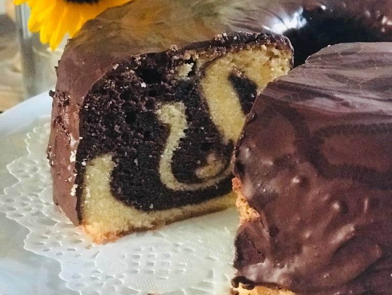 Συνταγή για κέικ ζέβρα με γλάσο σοκολάτας. Αφράτο κέικ βανίλια, σοκολάτα με πεντανόστιμο γλάσο σοκολάτας.