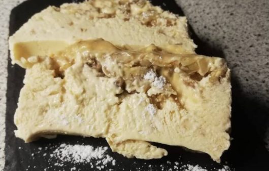 Συνταγή για παρφέ με καραμελωμένα καρύδια. Μοιάζει πολύ με το παγωτό, αλλά δεν είναι. Το παρφέ σας υπόσχεται πλούσια, μοναδική γεύση.