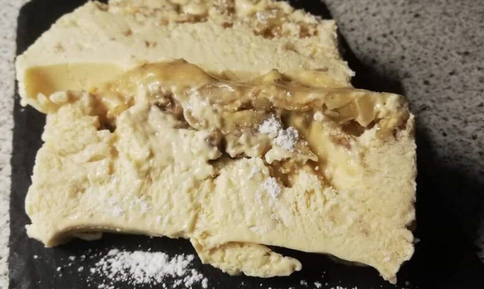 Συνταγή για παρφέ με καραμελωμένα καρύδια. Μοιάζει πολύ με το παγωτό, αλλά δεν είναι. Το παρφέ σας υπόσχεται πλούσια, μοναδική γεύση.