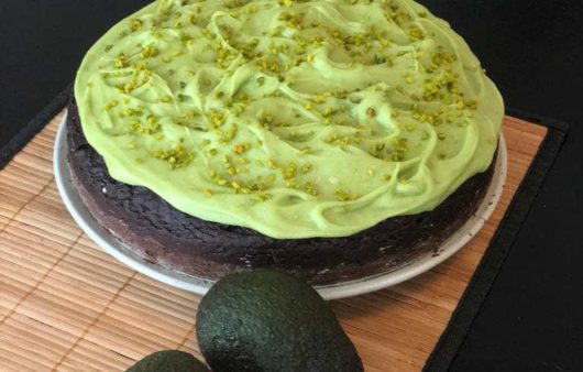 Συνταγή για vegan κέικ σοκολάτας με γλάσο αβοκάντο! Πρωτότυπος συνδυασμός με αφράτο κέικ και μοναδικό γλάσο από αβοκάντο!