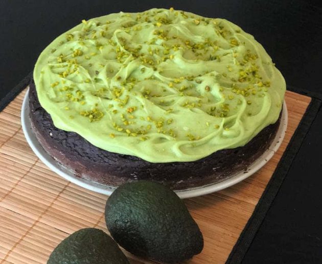 Συνταγή για vegan κέικ σοκολάτας με γλάσο αβοκάντο! Πρωτότυπος συνδυασμός με αφράτο κέικ και μοναδικό γλάσο από αβοκάντο!