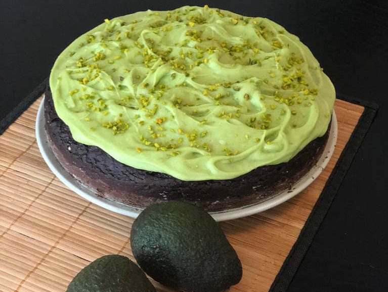 Συνταγή για vegan κέικ σοκολάτας με γλάσο αβοκάντο! Πρωτότυπος συνδυασμός με αφράτο κέικ και μοναδικό γλάσο από αβοκάντο!