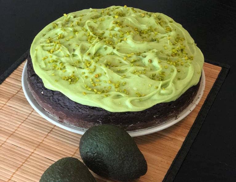 Συνταγή για vegan κέικ σοκολάτας με γλάσο αβοκάντο! Πρωτότυπος συνδυασμός με αφράτο κέικ και μοναδικό γλάσο από αβοκάντο!