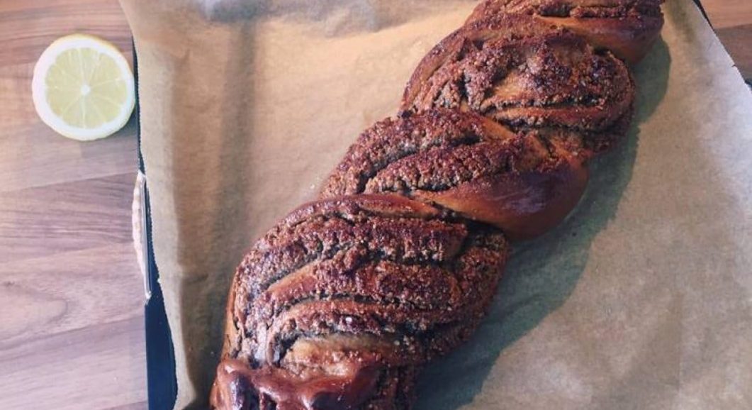 Συνταγή για γλυκό ψωμί με ξηρό καρπό! Αφράτο ψωμάκι με αρώματα κανέλας και μοναδική γέμιση με φουντούκι. Ιδανικό για πρωϊνό με το καφέ σας.