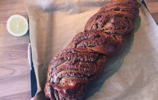 Συνταγή για γλυκό ψωμί με ξηρό καρπό! Αφράτο ψωμάκι με αρώματα κανέλας και μοναδική γέμιση με φουντούκι. Ιδανικό για πρωϊνό με το καφέ σας.