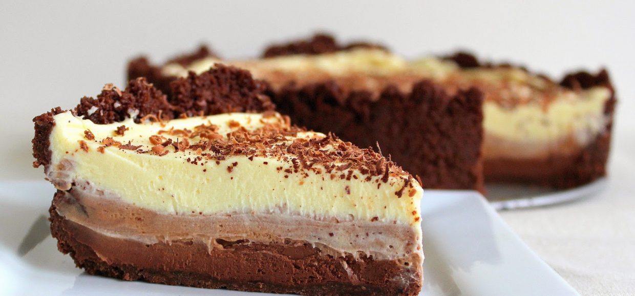 Συνταγή για cheesecake σοκολάτας! Τραγανή βάση από μπισκότα και 3 μοναδικές σοκολατένιες διαφορετικές γεμίσεις.