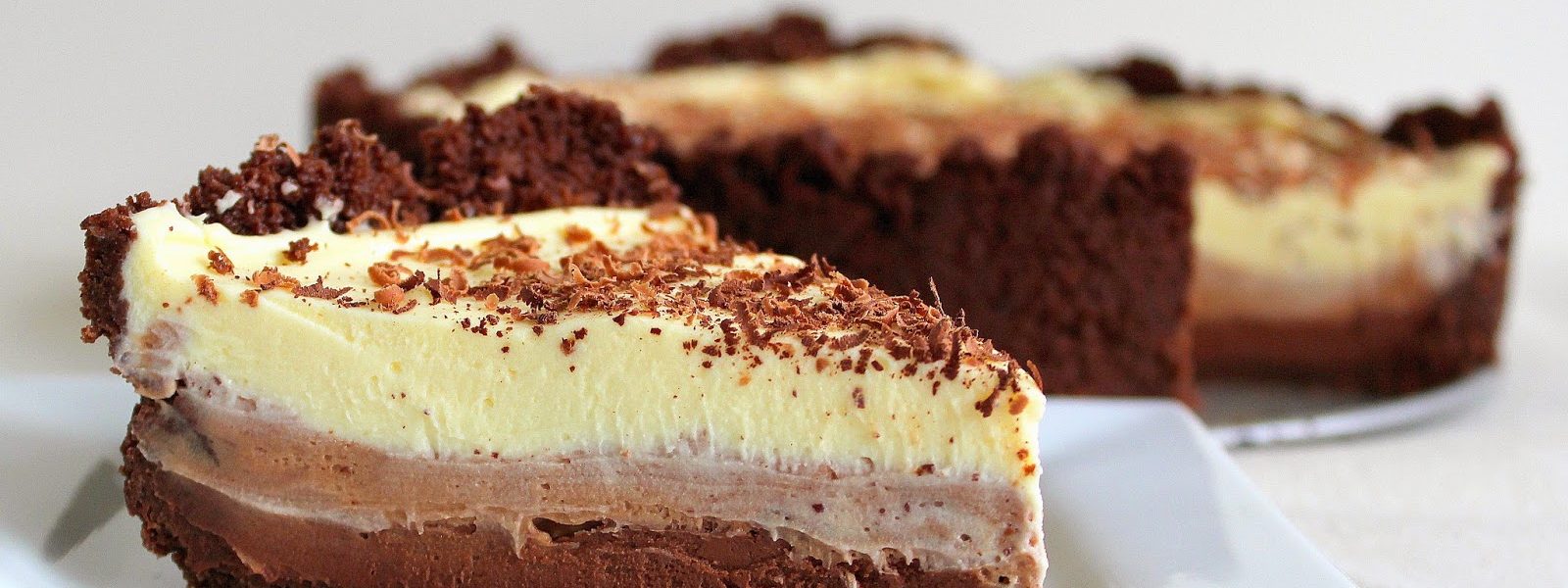 Συνταγή για cheesecake σοκολάτας! Τραγανή βάση από μπισκότα και 3 μοναδικές σοκολατένιες διαφορετικές γεμίσεις.