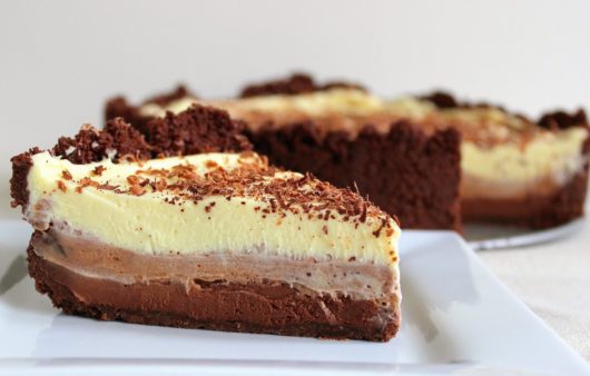 Συνταγή για cheesecake σοκολάτας! Τραγανή βάση από μπισκότα και 3 μοναδικές σοκολατένιες διαφορετικές γεμίσεις.