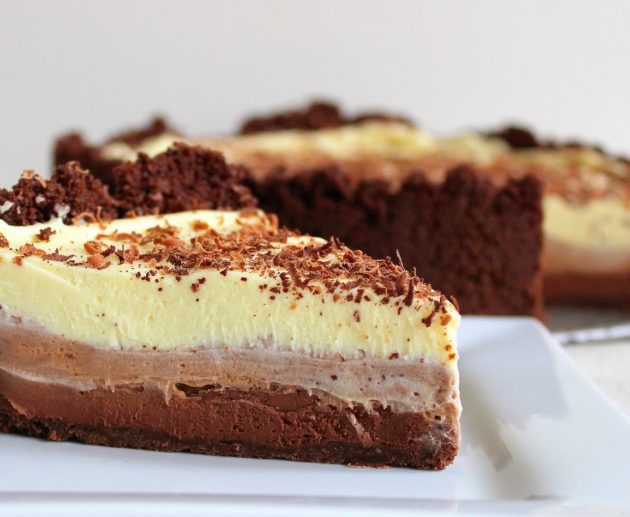 Συνταγή για cheesecake σοκολάτας! Τραγανή βάση από μπισκότα και 3 μοναδικές σοκολατένιες διαφορετικές γεμίσεις.