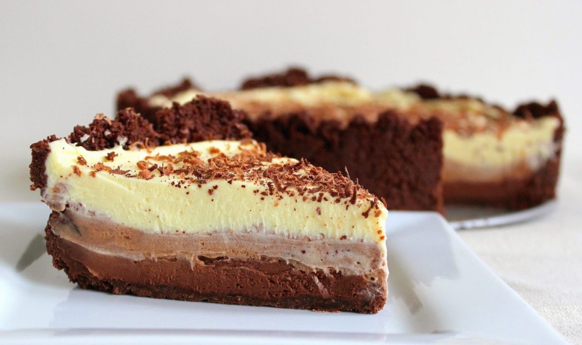 Συνταγή για cheesecake σοκολάτας! Τραγανή βάση από μπισκότα και 3 μοναδικές σοκολατένιες διαφορετικές γεμίσεις.