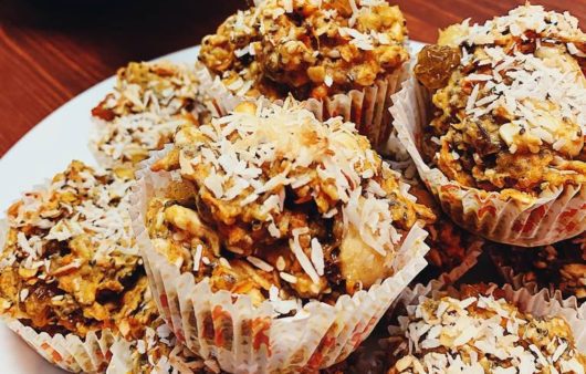 Συνταγή για υπέροχα και αφράτα muffins μπανάνα καρότο. Μοναδική γεύση με ξηρούς καρπούς και μοναδικά αρώματα.