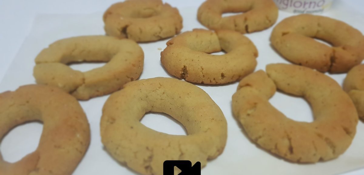 Συνταγή για φοβερά αρωματικά κουλουράκια με πορτοκάλι και κανέλα! Περιέχουν άρωμα λεμονιού, γαρίφαλο και σουσάμι!