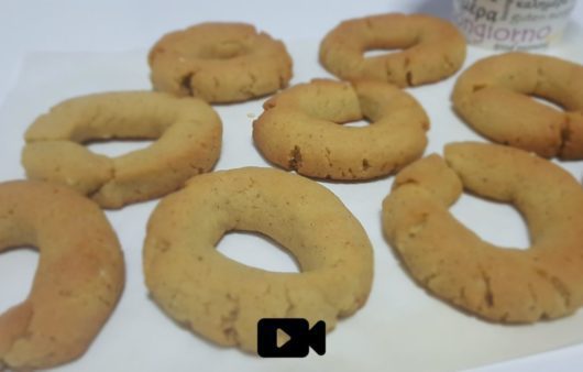 Συνταγή για φοβερά αρωματικά κουλουράκια με πορτοκάλι και κανέλα! Περιέχουν άρωμα λεμονιού, γαρίφαλο και σουσάμι!