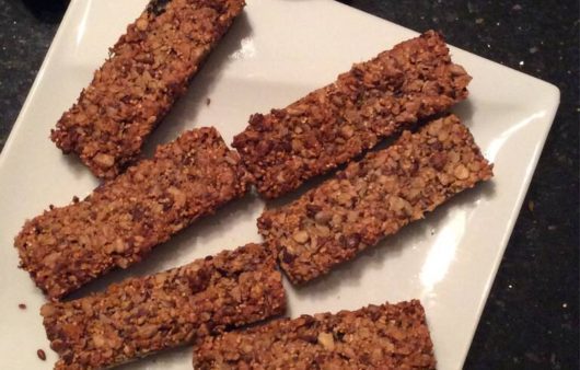 Μπάρες δημητριακών με ξηρούς καρπούς και βρώμη! Απόλυτο υγιεινό σνακ που περιέχει μέλι και εξαιρετικό ελαιόλαδο.