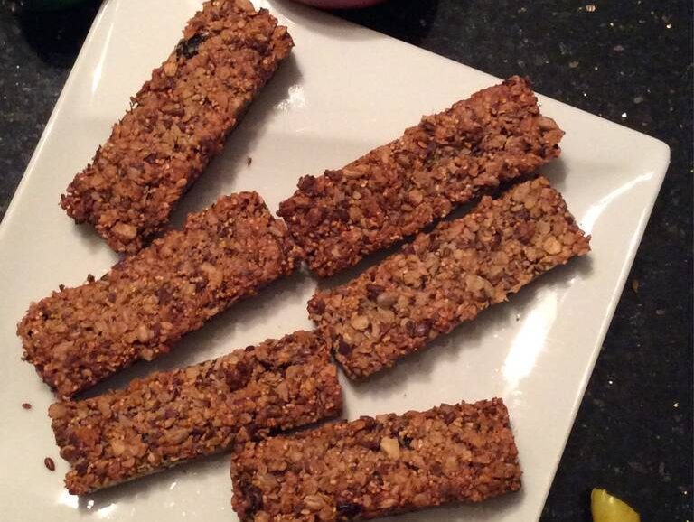 Μπάρες δημητριακών με ξηρούς καρπούς και βρώμη! Απόλυτο υγιεινό σνακ που περιέχει μέλι και εξαιρετικό ελαιόλαδο.