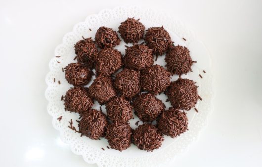 Συνταγή για brigadeiro. Μοναδικά τρουφάκια σοκολάτας με ζαχαρούχο γάλα, κακάο και βούτυρο. Παραδοσιακό γλύκισμα της Βραζιλίας!