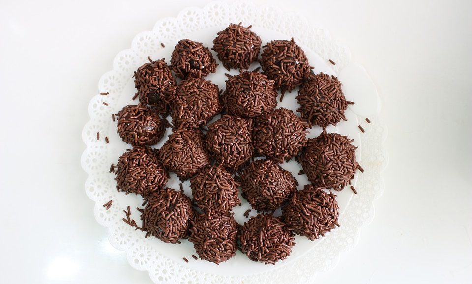 Συνταγή για brigadeiro. Μοναδικά τρουφάκια σοκολάτας με ζαχαρούχο γάλα, κακάο και βούτυρο. Παραδοσιακό γλύκισμα της Βραζιλίας!