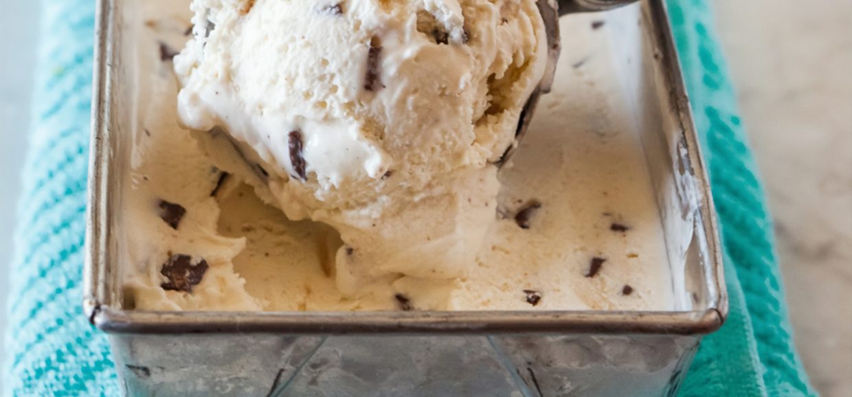 Εύκολη συνταγή παγωτό με άρωμα καφέ. Θα χρειαστείτε το πολύ 10 λεπτά για να το φτιάξετε μόνοι σας, χωρίς παγωτομηχανή. Καλή επιτυχία !