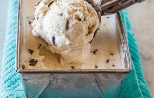 Εύκολη συνταγή παγωτό με άρωμα καφέ. Θα χρειαστείτε το πολύ 10 λεπτά για να το φτιάξετε μόνοι σας, χωρίς παγωτομηχανή. Καλή επιτυχία !