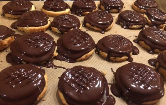 Συνταγή για αφράτα μπισκότα με επικάλυψη σοκολάτας! Εύκολα μπισκότα με τέλεια αφράτη υφή και νόστιμη επικάλυψη σοκολάτας !