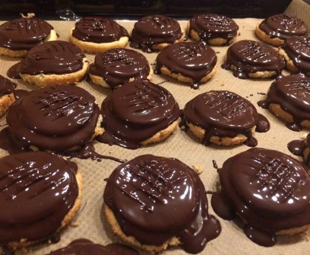 Συνταγή για αφράτα μπισκότα με επικάλυψη σοκολάτας! Εύκολα μπισκότα με τέλεια αφράτη υφή και νόστιμη επικάλυψη σοκολάτας !