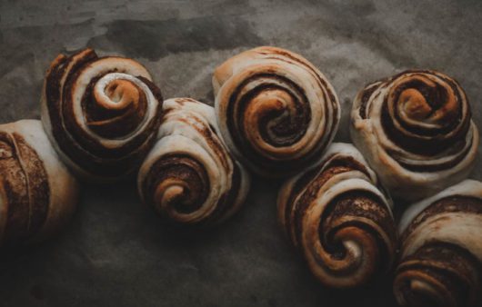 Συνταγή για ρολάκια με πραλίνα σοκολάτας. Μοναδικά, νόστιμα, αφράτα ρολάκια, με γέμιση μπανάνα και πραλίνα σοκολάτα.