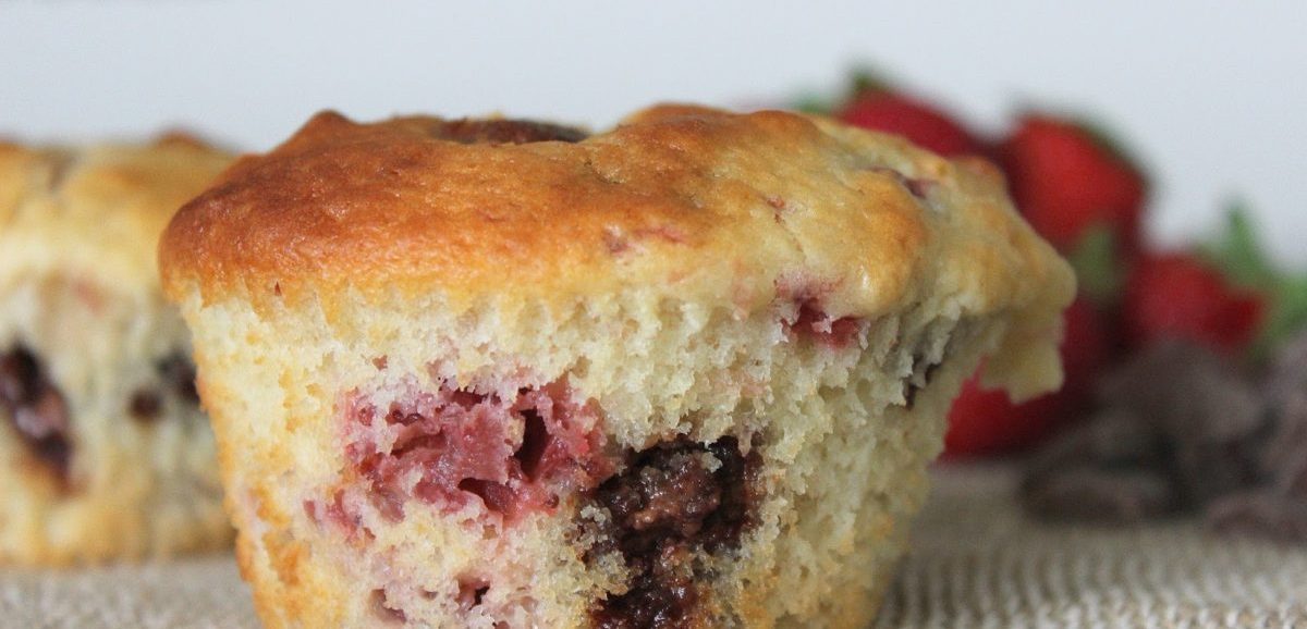 Μοναδική συνταγή για muffins με φράουλα και σταγόνες σοκολάτας. Φτιάξτε τα πολύ εύκολα και γρήγορα. Ξετρελαίνουν μικρούς και μεγάλους.