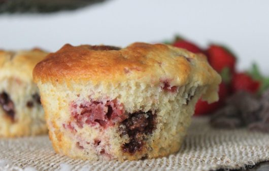 Μοναδική συνταγή για muffins με φράουλα και σταγόνες σοκολάτας. Φτιάξτε τα πολύ εύκολα και γρήγορα. Ξετρελαίνουν μικρούς και μεγάλους.
