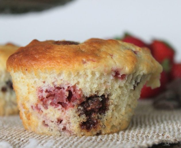 Μοναδική συνταγή για muffins με φράουλα και σταγόνες σοκολάτας. Φτιάξτε τα πολύ εύκολα και γρήγορα. Ξετρελαίνουν μικρούς και μεγάλους.