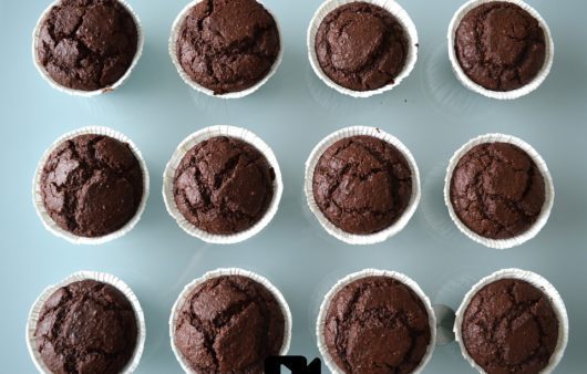 Συνταγή για muffins σοκολάτας. Είναι τόσο αφράτα και τόσο ζουμερά με μοναδική γεύση τριπλής σοκολάτας.