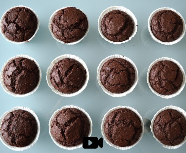 Συνταγή για muffins σοκολάτας. Είναι τόσο αφράτα και τόσο ζουμερά με μοναδική γεύση τριπλής σοκολάτας.