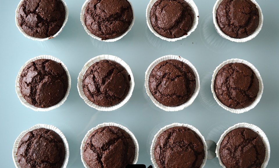 Συνταγή για muffins σοκολάτας. Είναι τόσο αφράτα και τόσο ζουμερά με μοναδική γεύση τριπλής σοκολάτας.