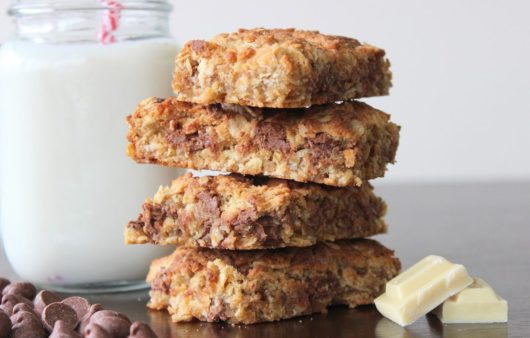 Συνταγή για μπάρες βρώμης με σοκολάτα. Δοκιμάστε τις απόλυτες μπάρες για ενέργεια. Ιδανικές για σνακ για όλες τις ώρες της ημέρας.