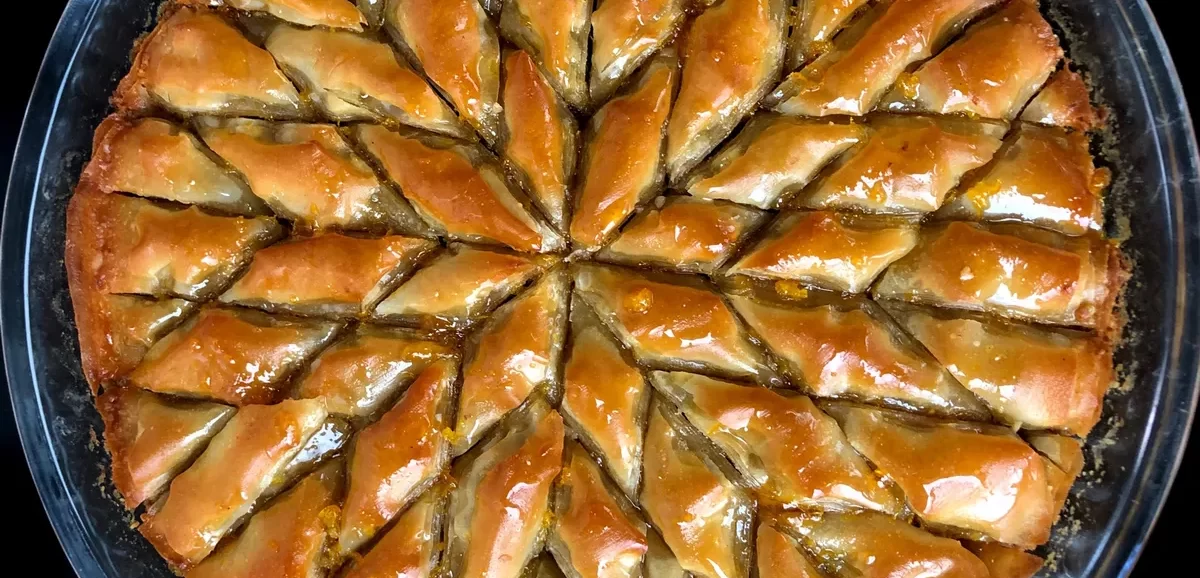 Παραδοσιακός μπακλαβάς. Μοναδική συνταγή. Τραγανός με πραγματικό βούτυρο, φύλλο κρούστας και ξηρούς καρπούς.