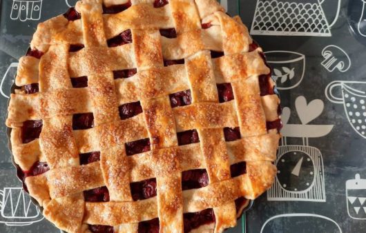 Συνταγή για πάστα φλώρα με κεράσια χωρίς μίξερ! Φτιάξτε την εύκολα και χωρίς μίξερ. Μοναδική, τραγανή βάση και υπέροχη ζουμερή γέμιση.