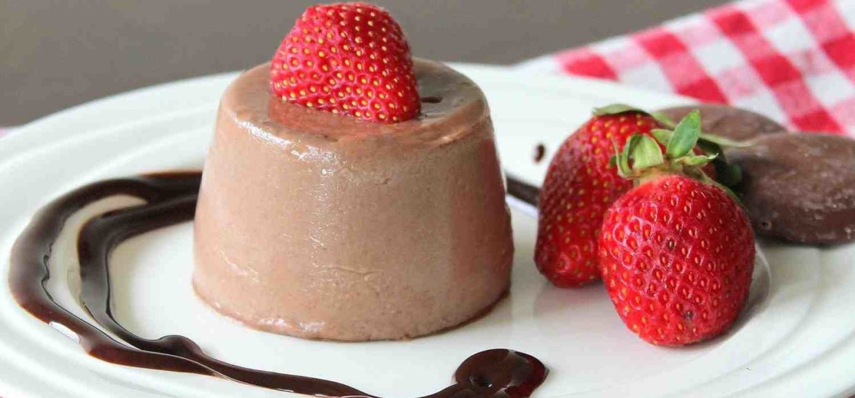 Συνταγή για πανακότα σοκολάτας. Μοναδικά σοκολατένια και πολύ εύκολη στην παρασκευή. Φτιάξτε την σε 10 μόλις λεπτά.