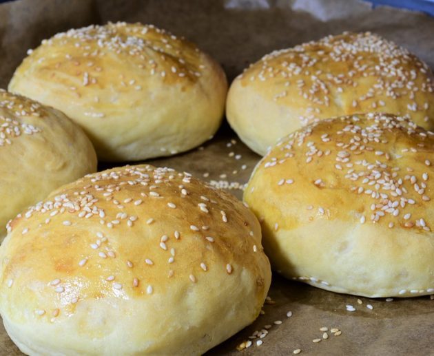 Συνταγή για σπιτικά ψωμάκια μπέργκερ. Φτιάξτε τα πιο νόστιμα και εύκολα ψωμάκια μπέργκερ και συνδυάστε τα με ότι γέμιση επιθυμείτε.
