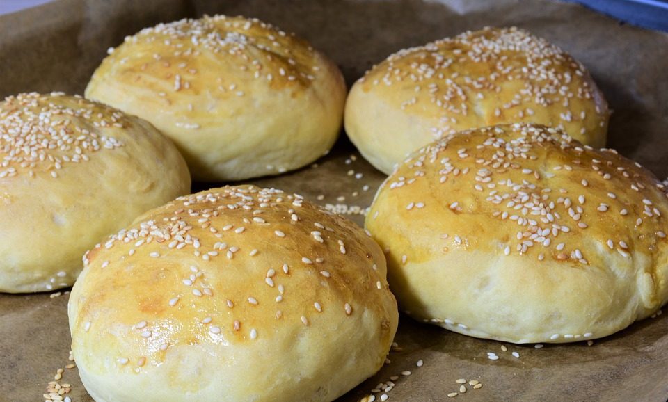 Συνταγή για σπιτικά ψωμάκια μπέργκερ. Φτιάξτε τα πιο νόστιμα και εύκολα ψωμάκια μπέργκερ και συνδυάστε τα με ότι γέμιση επιθυμείτε.