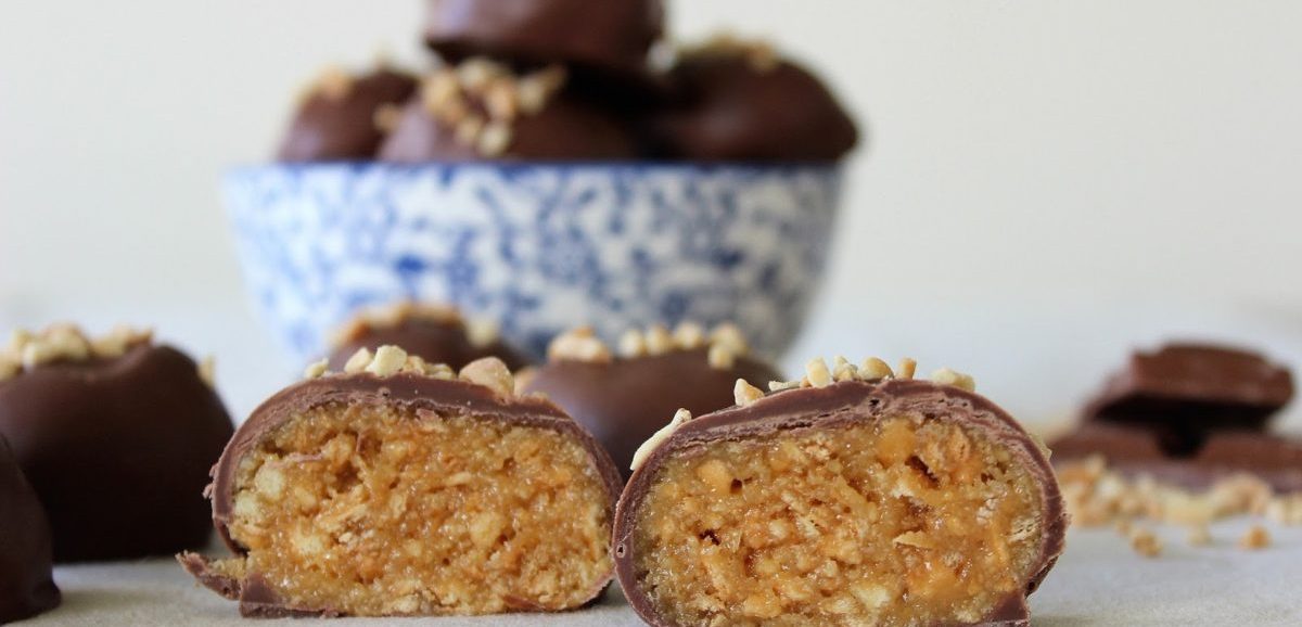 Συνταγή για τρουφάκια με φυστικοβούτυρο και επικάλυψη σοκολάτας. Μοναδική γεύση και υφή ανάμεσα σε τρουφάκια και μπισκότα. Βρείτε όλες τις συνταγές μας με γλυκά εδώ.